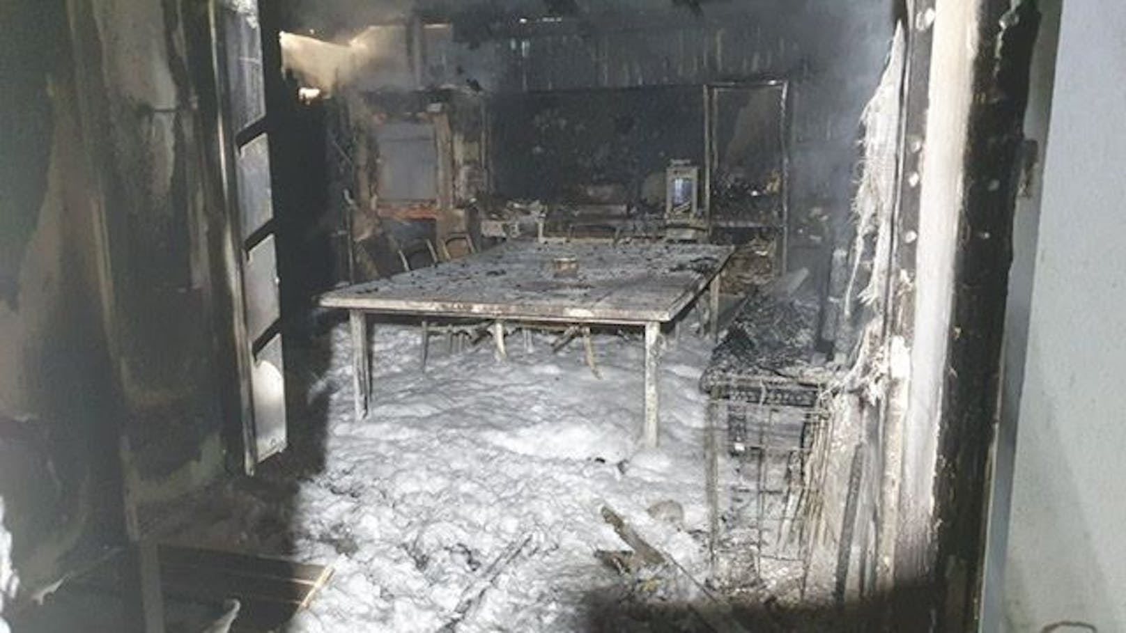 130 Florianis löschten Wohnhausbrand in Blindenmarkt