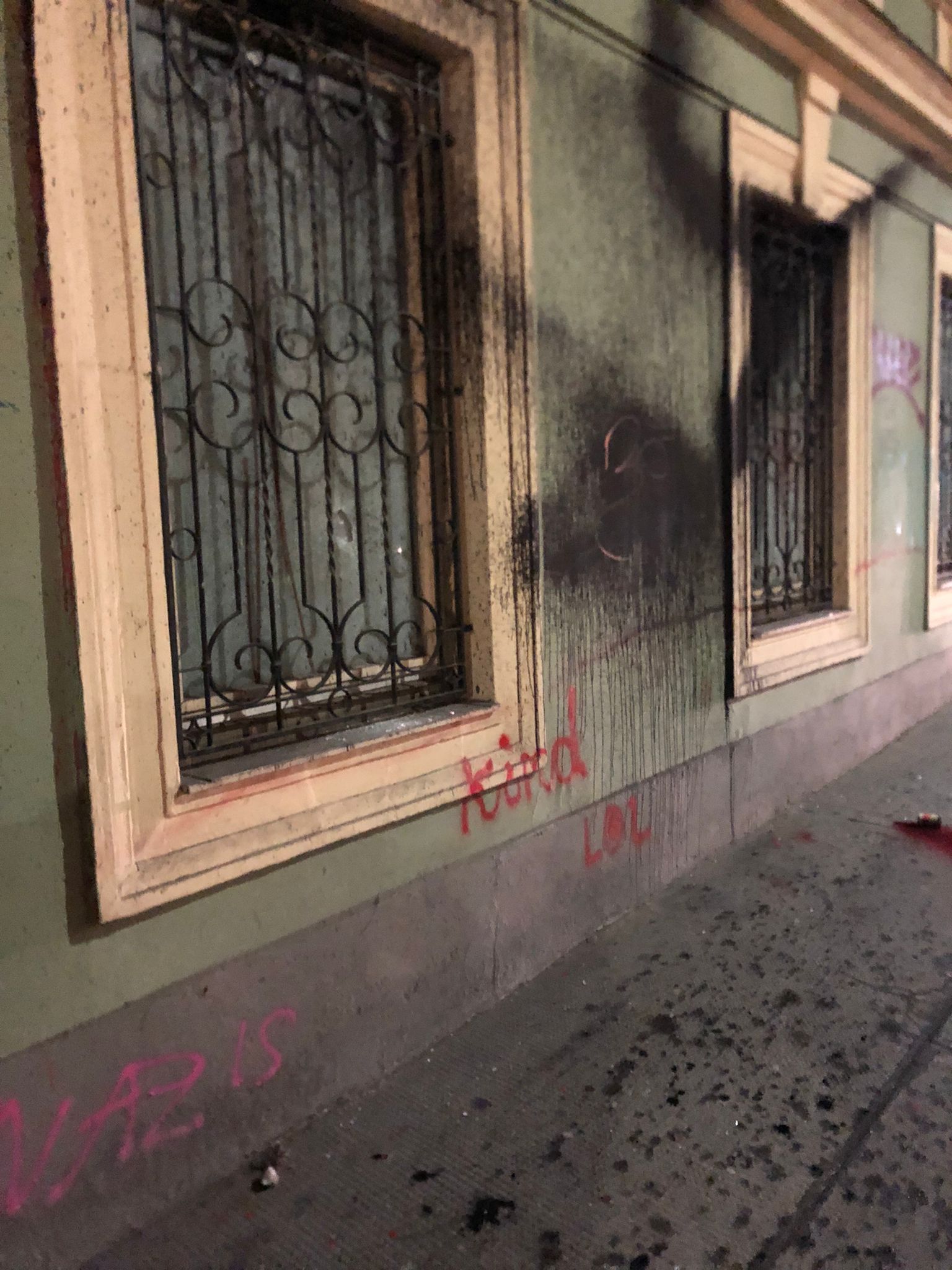 Samstagabend demonstrierten rund 30 vermummten Personen vor der Bude der rechten Studentenverbindung Olympia. Auch zwei Autos wurden beschädigt.