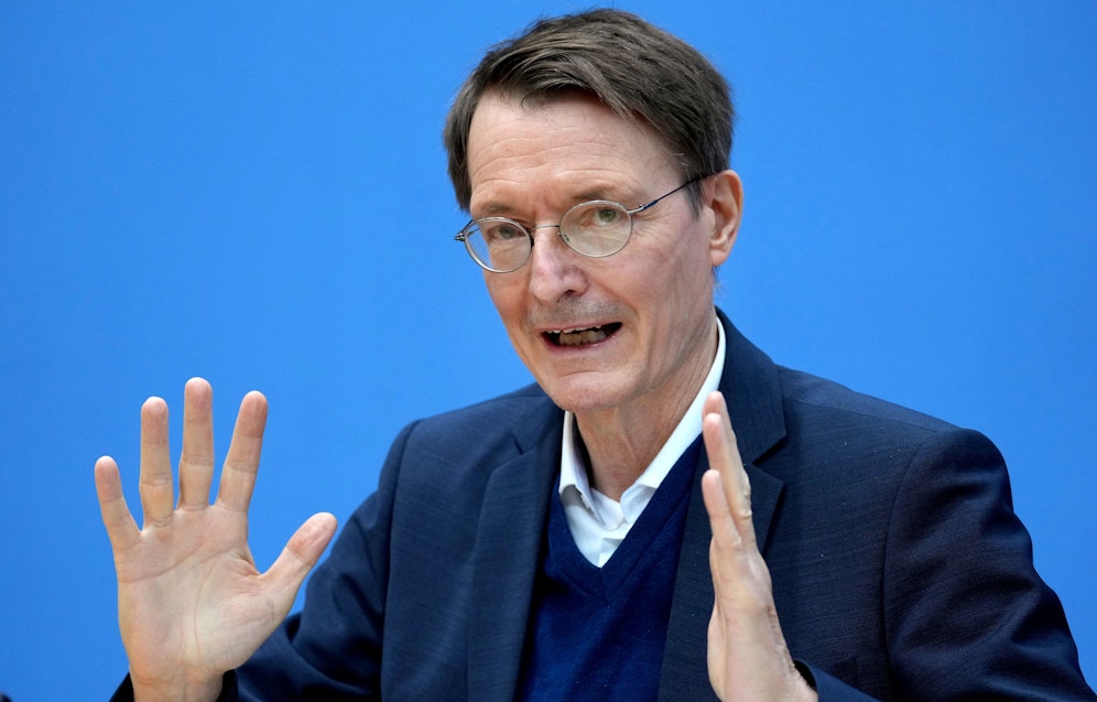 Deutschlands Gesundheitsminister Karl Lauterbach warnt vor schweren Wochen.