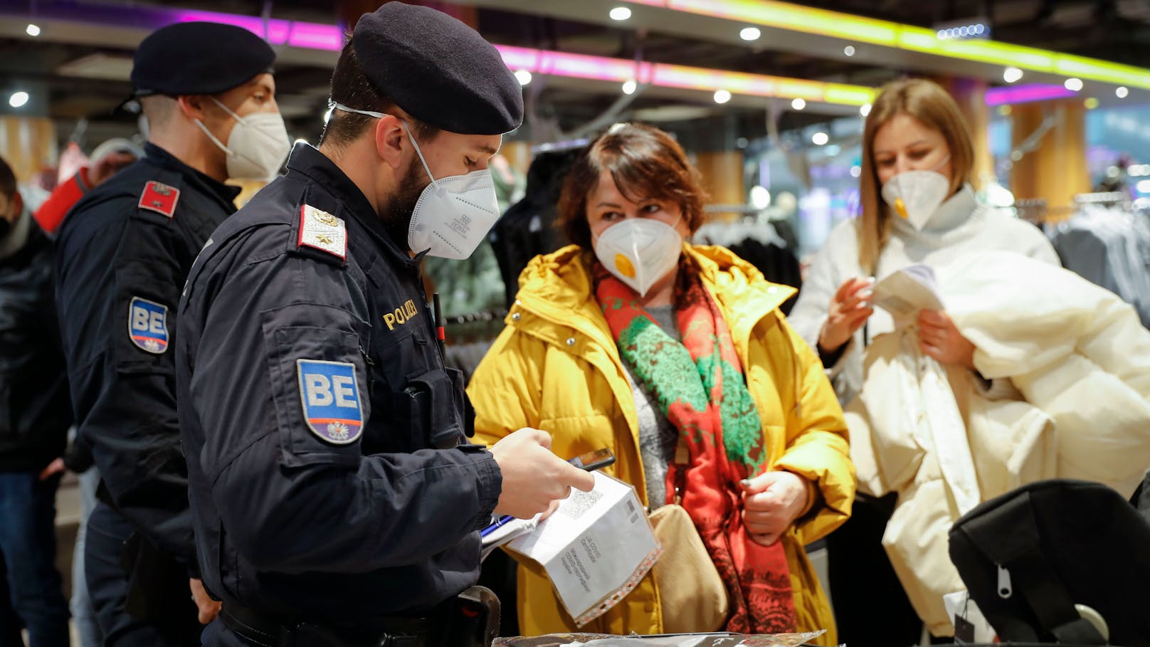 Die Polizei bei 2G-Kontrollen im Wiener Handel. Bei Verstößen gegen die Impfpflicht setzt es ab 16. März zusätzliche Strafen für Ungeimpfte.