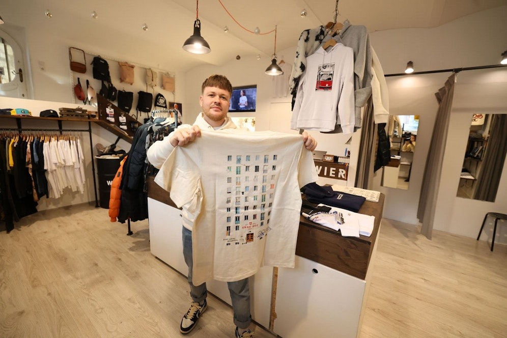Designer Merlin Resch bildet auf seinem neuen Shirt die 