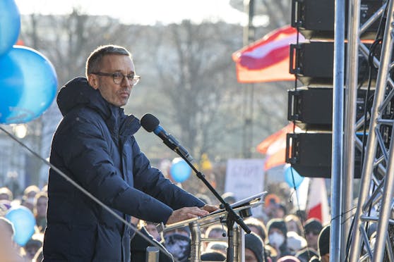 Ein mittlerweile gewohntes Bild: FPÖ-Chef Herbert Kickl hält bei einer Corona-Demo eine Rede. Das Bild wurde am 15.01.2022 aufgenommen. 