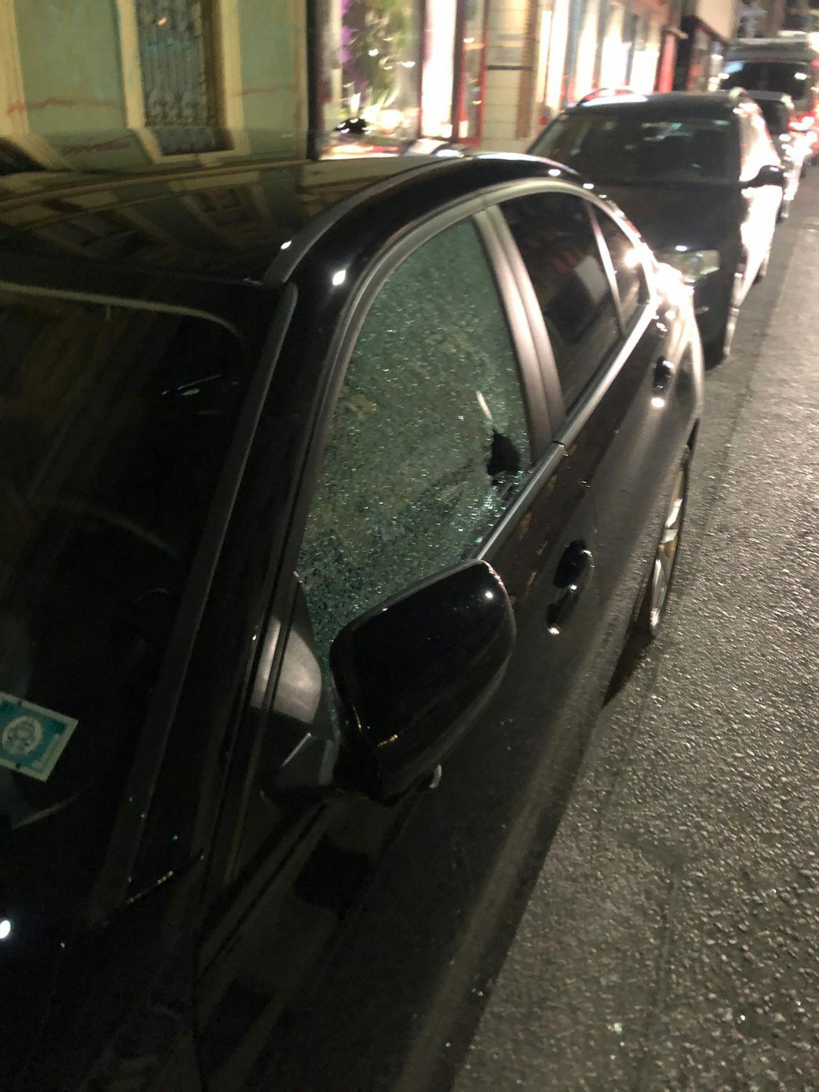 Samstagabend demonstrierten rund 30 vermummten Personen vor der Bude der rechten Studentenverbindung Olympia. Auch zwei Autos wurden beschädigt.
