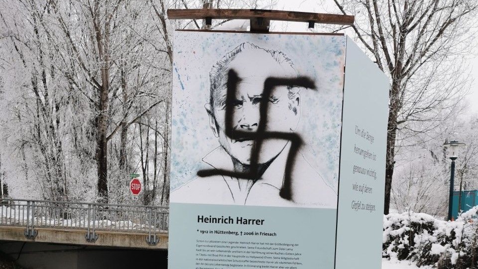 In Moosburg (Kärnten) wurden mehrere Objekte mit dem NS-Hakenkreuz verunglimpft.