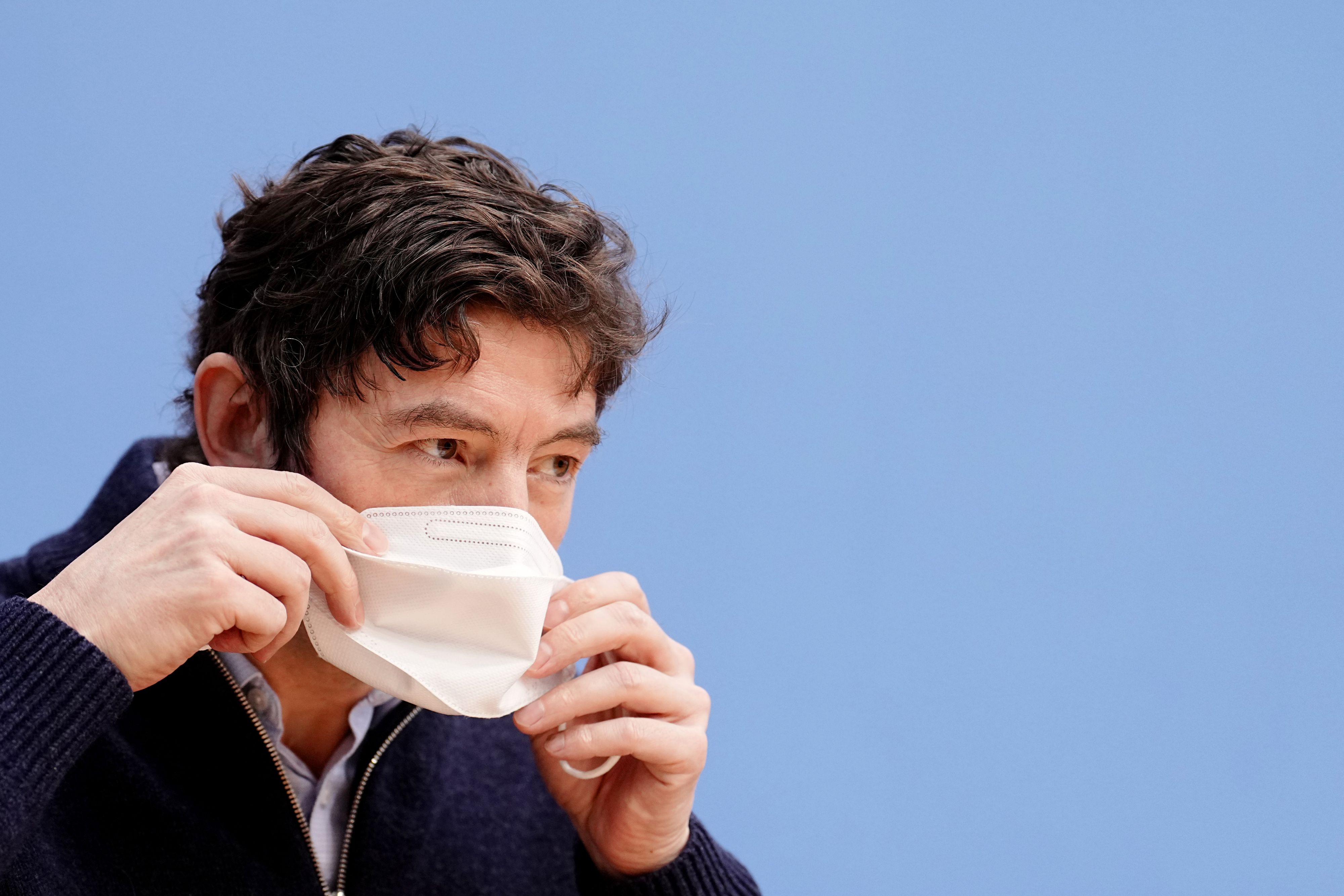 Christian Drosten glaubt, dass Masken und Impfungen uns noch bis Jahresende begleiten werden. 