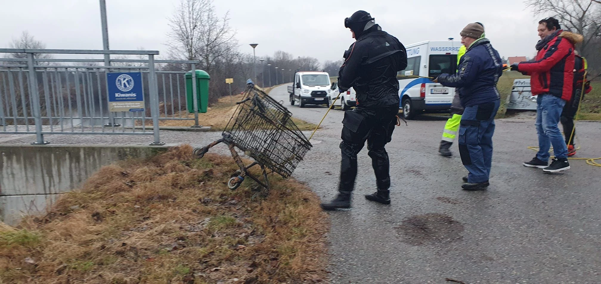 Bergung eines Einkaufwagens aus der Traisen.