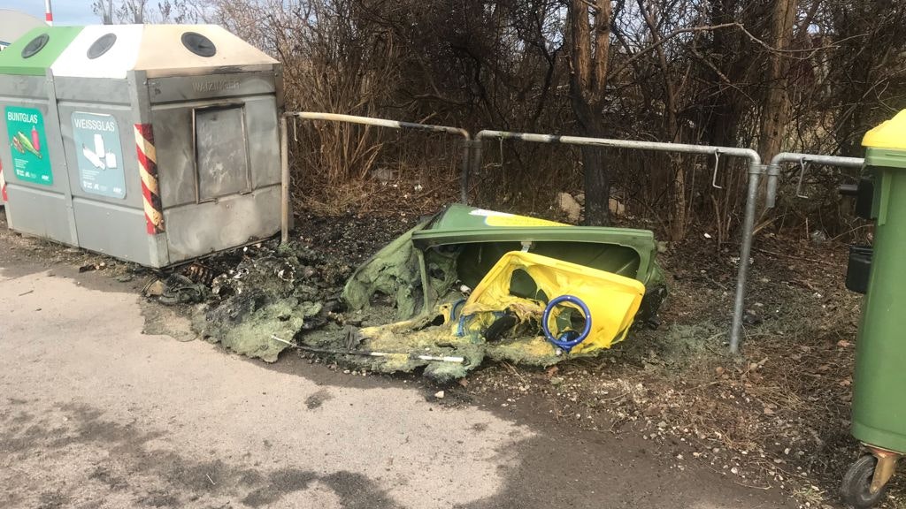 Heute.at - Teenager sprengen mit Böllern Telefonzelle, Mistkübel