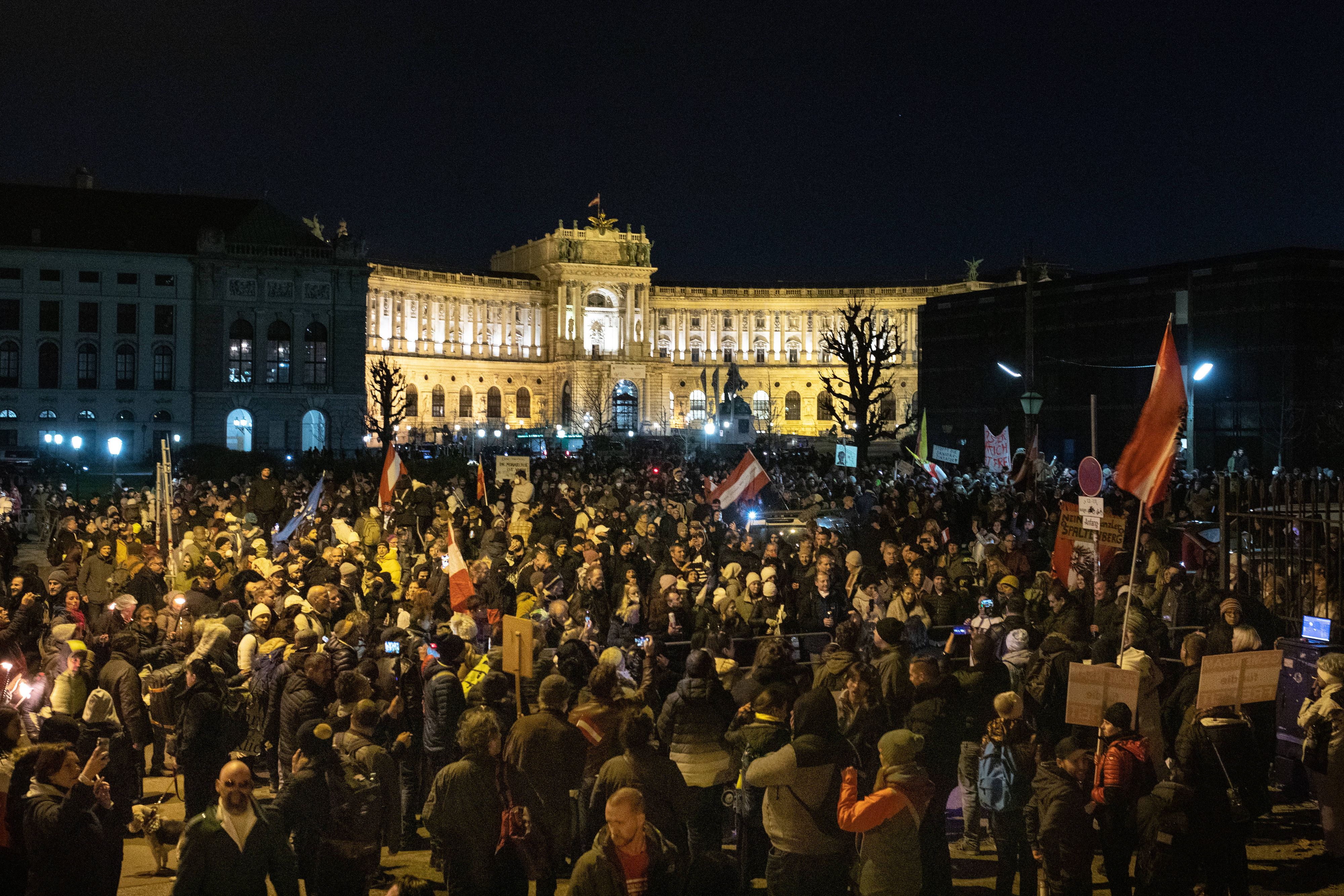 Österreichweit kam es am Sonntag in mehreren Städten zu Protesten Tausender Menschen gegen die Impfpflicht.