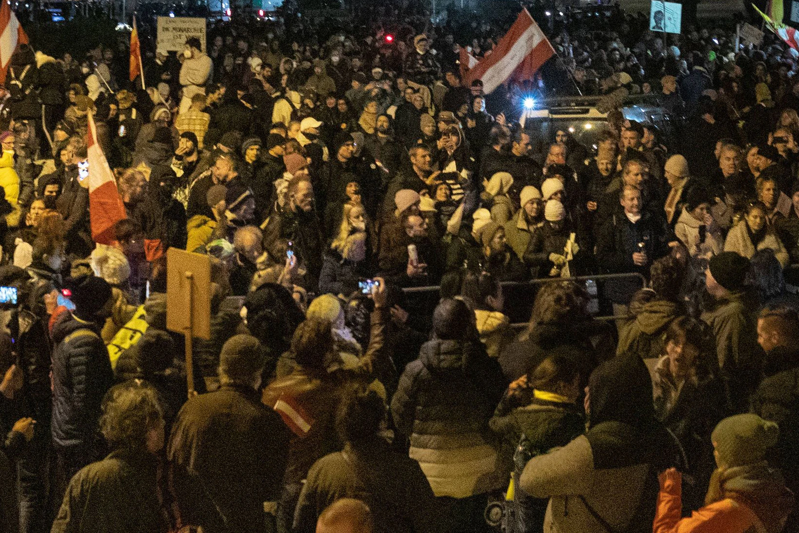 Österreichweit kam es am Sonntag in mehreren Städten zu Protesten Tausender Menschen gegen die Impfpflicht.