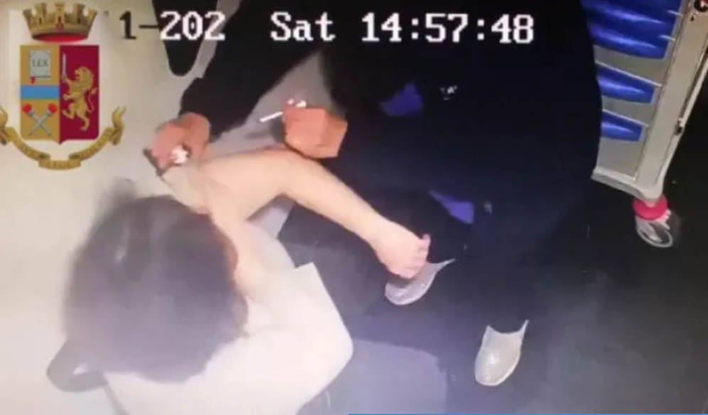 Die Krankenschwester sticht eine leere Spritze in den Oberarm einer Frau.