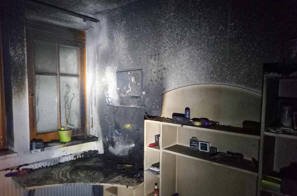 Das betroffene Zimmer wurde schwer beschädigt.