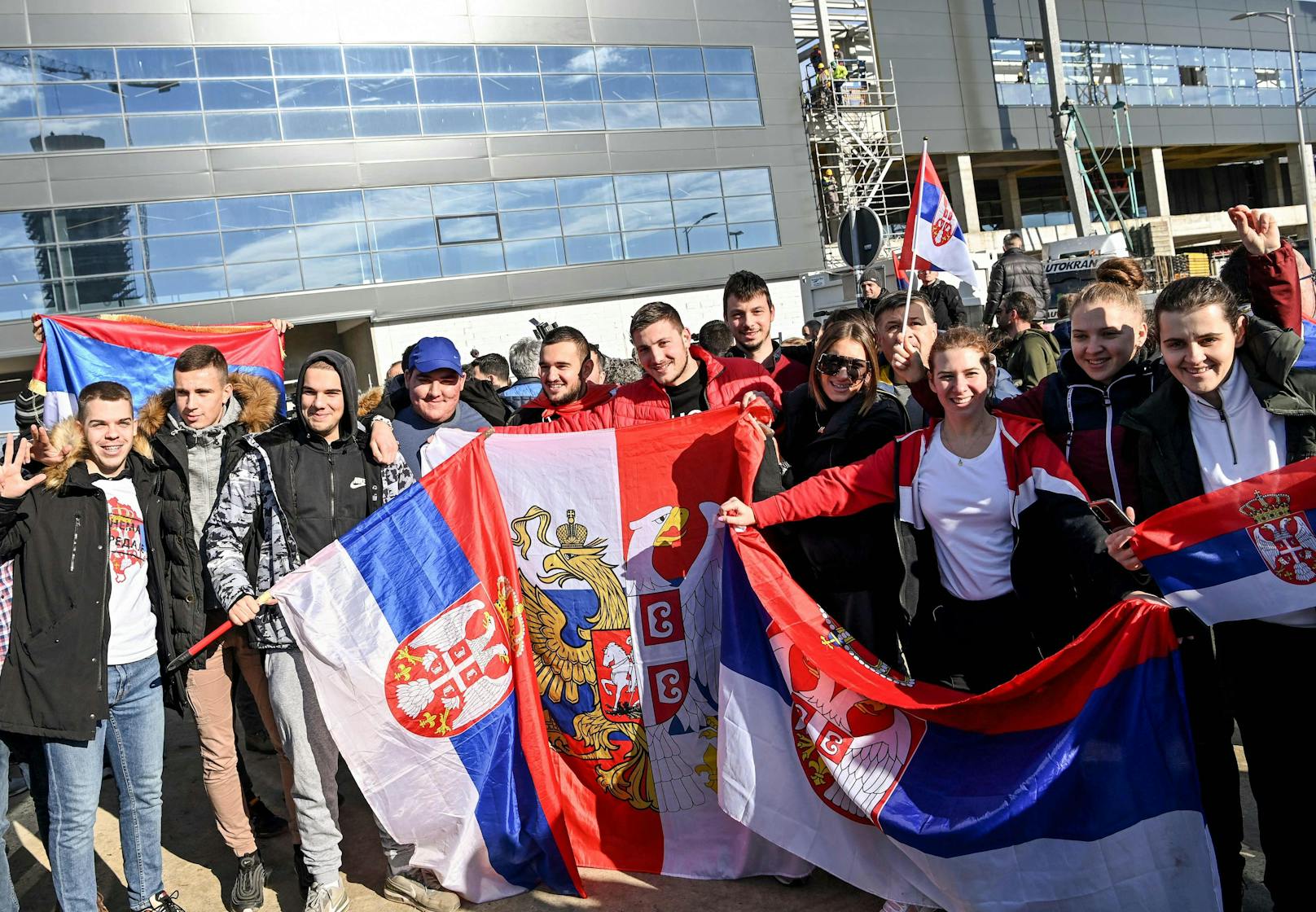 Fans erwarteten Tennis-Star Novak Djokovic am Flughafen in Belgrad.
