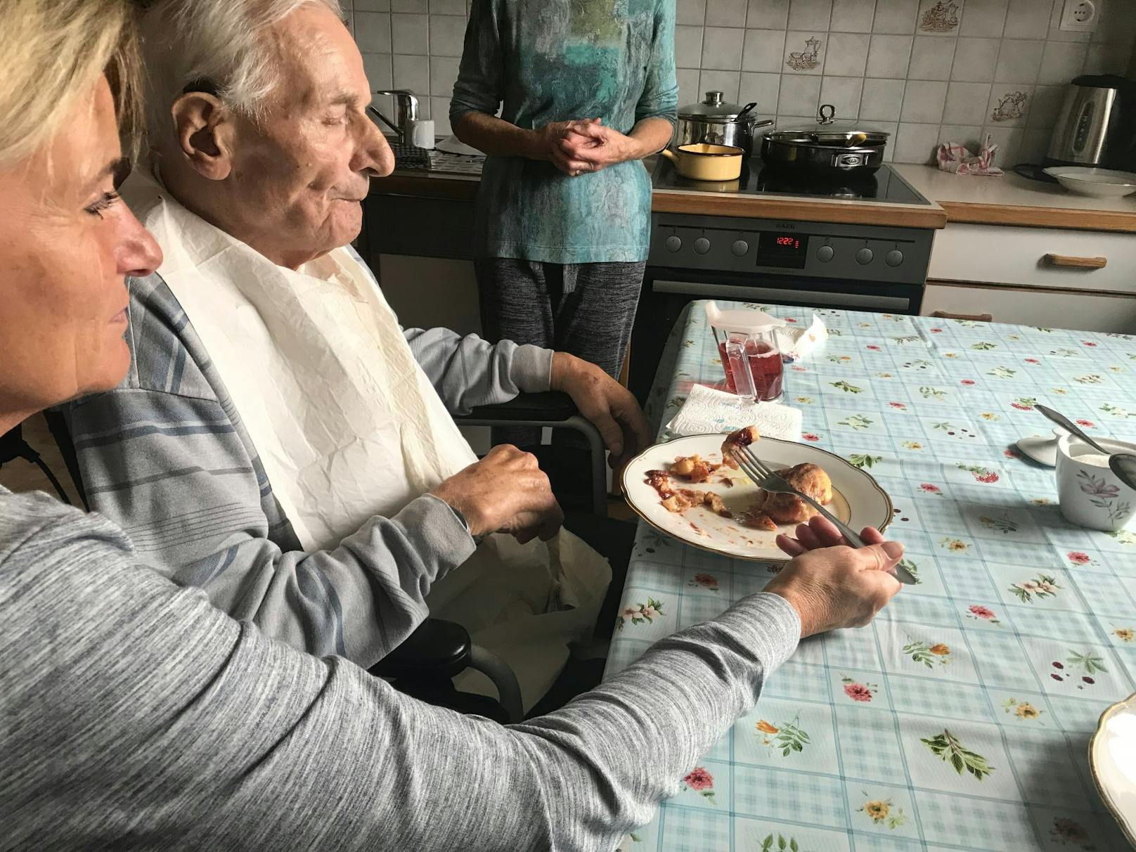 Der 85-jährige Oberösterreicher hatte noch einen letzten Wunsch: Zwetschgenknödel essen, die seine Frau gemacht hat.