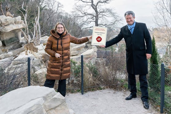 Eigentümervertreterin und Bundesministerin Margarete Schramböck mit Tiergartendirektor Stephan Hering-Hagenbeck.