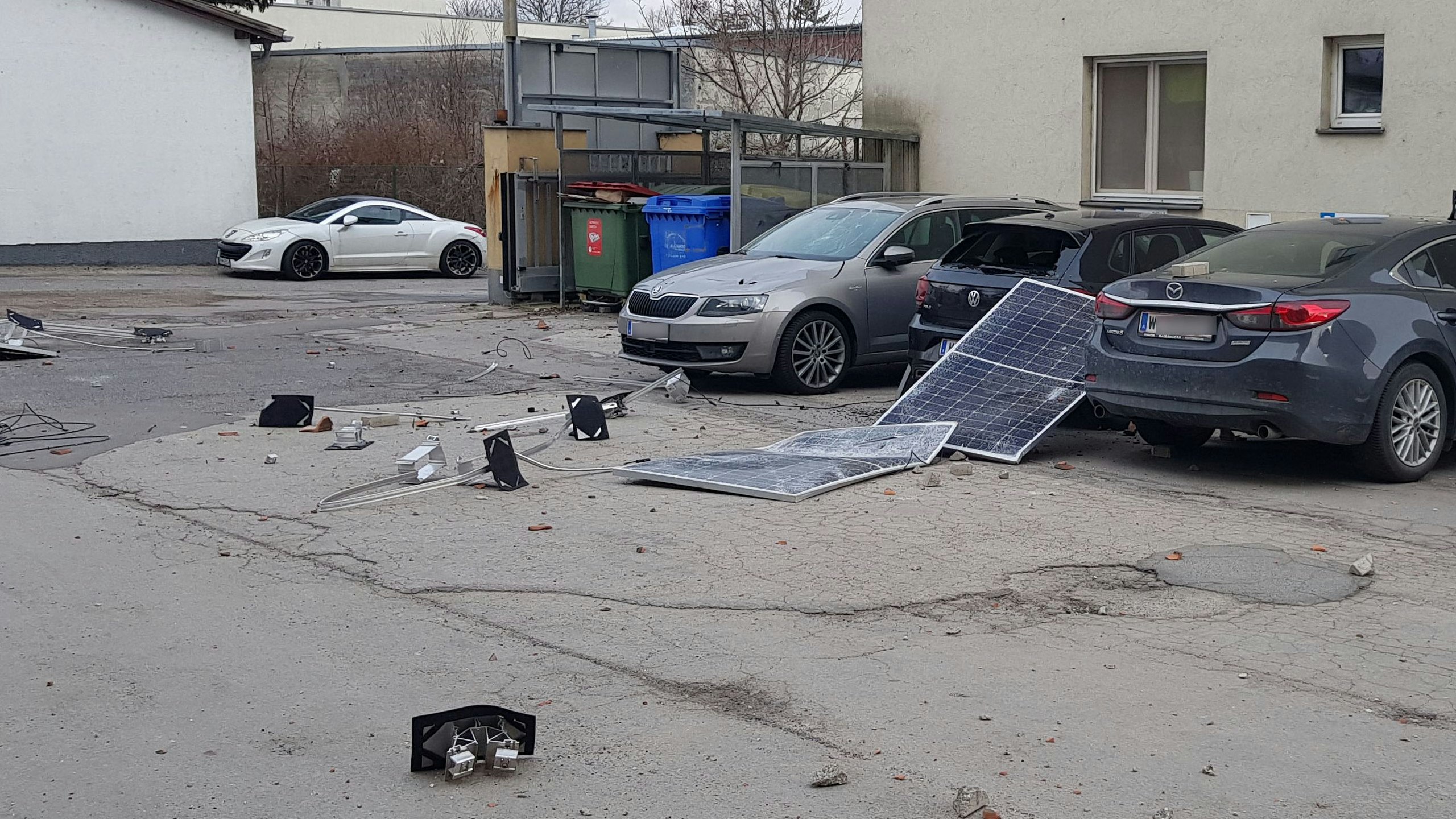 In der Schuhfabrikgasse (Wien-Liesing) wurde eine Photovoltaikanlage vom Dach geweht. 