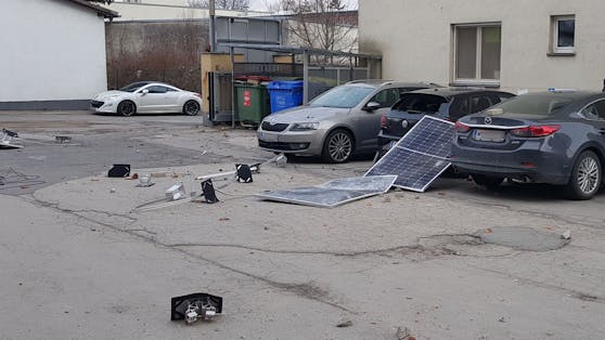 In der Schuhfabrikgasse (Wien-Liesing) wurde eine Photovoltaikanlage vom Dach geweht.