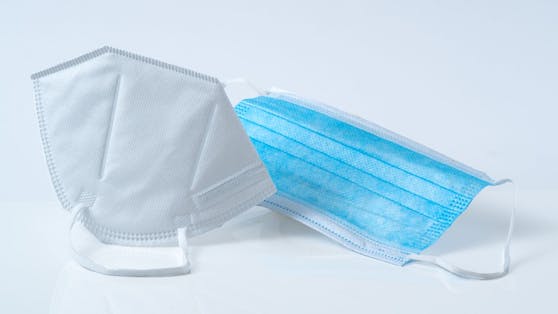 Männer, die blaue OP-Masken trugen (rechts), erschienen den Studienteilnehmerinnen am attraktivsten.