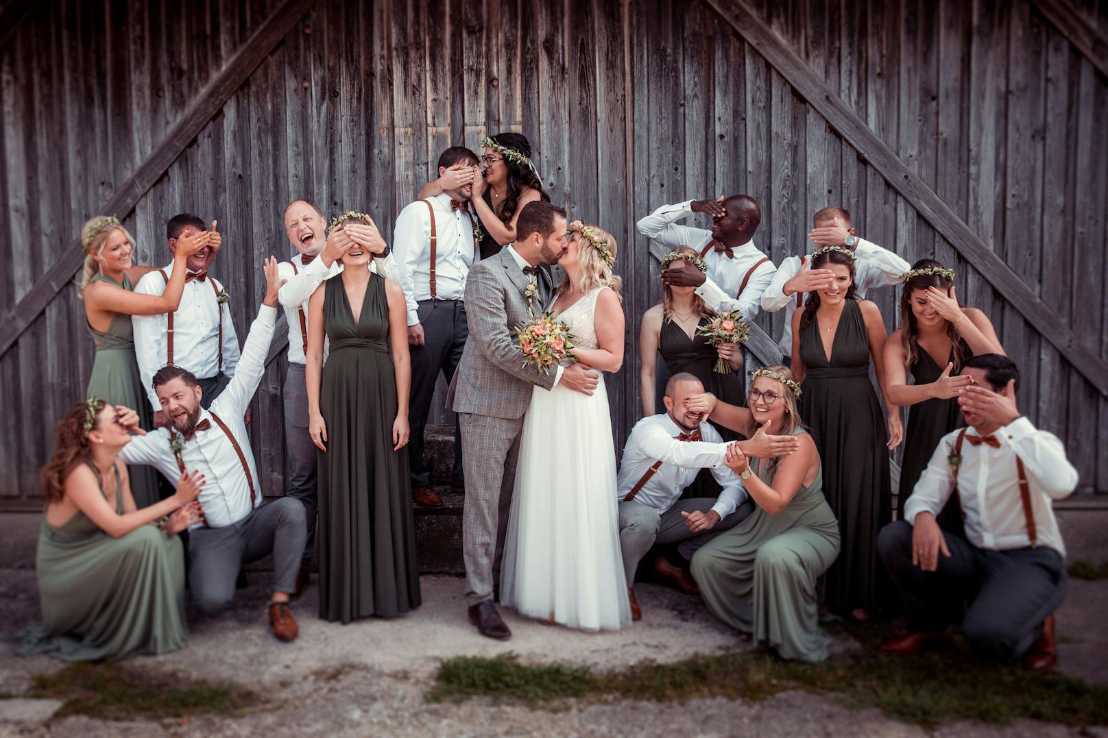 Das Portal "hochzeits-fotograf.info" prämierte die schönsten Hochzeitsfotos aus dem Vorjahr. Christoph Königsmayr aus Pressbaum (NÖ) siegte in der Kategorie "Kreativstes Gruppenfoto".