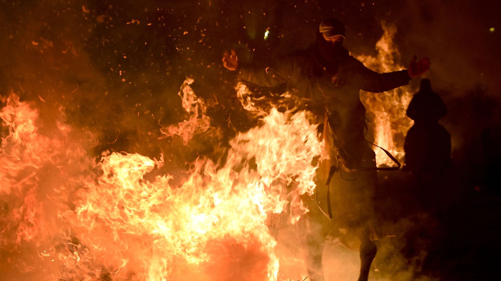 Beim jährlichen Fest "Las Luminarias" müssen Pferde mit ihren Reiten buchstäblich durchs Feuer gehen. 