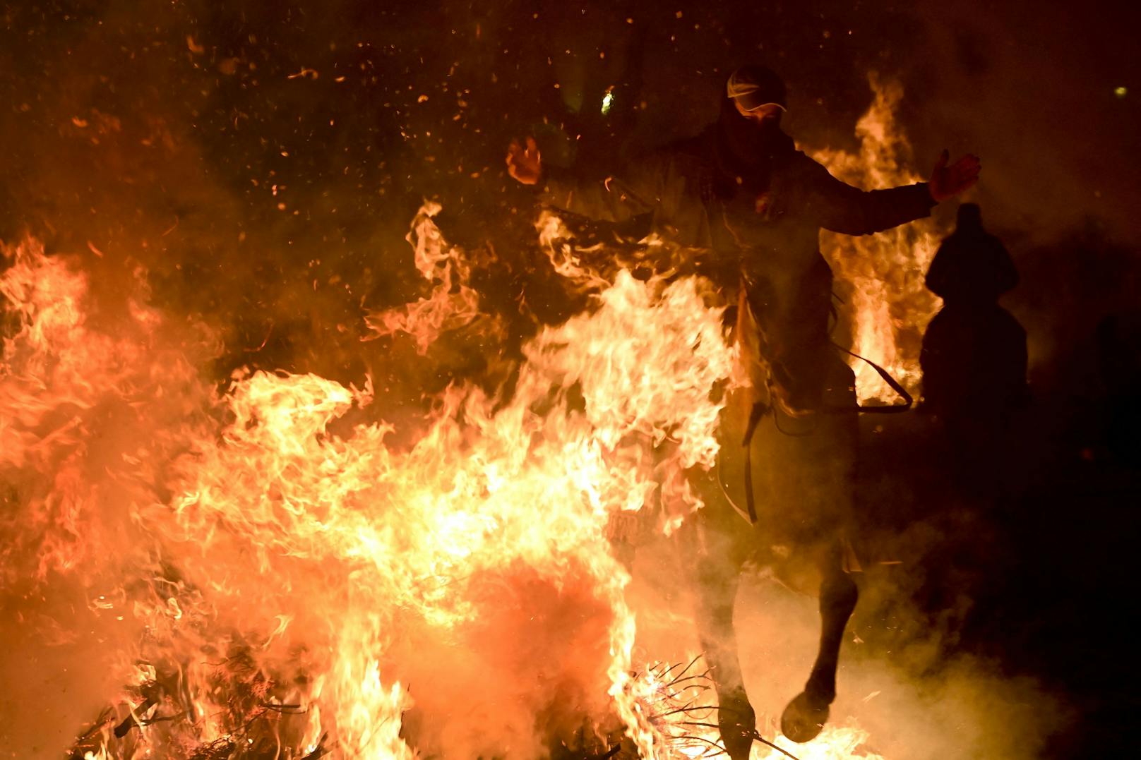 Beim jährlichen Fest "Las Luminarias" müssen Pferde mit ihren Reiten buchstäblich durchs Feuer gehen. 