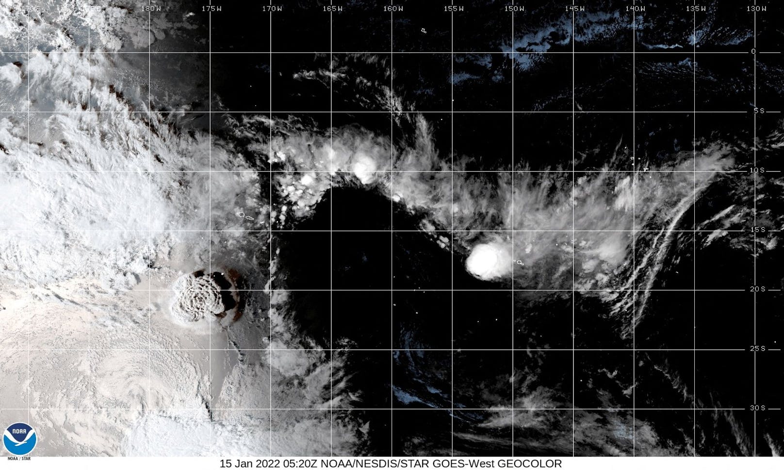 Satellitenbilder zeigen die Rauchwolken, die sich bereits kilometerweit über den südlichen Pazifik erstrecken.