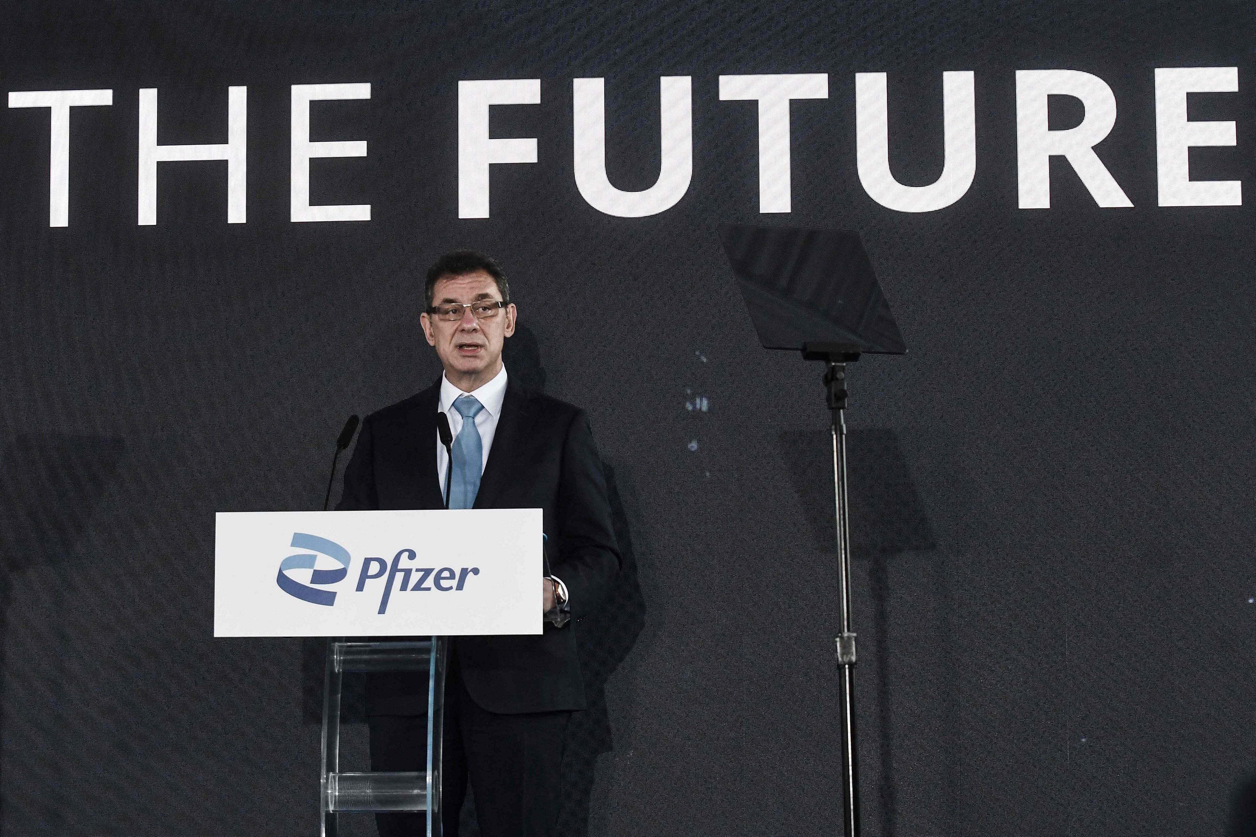 Download von www.picturedesk.com am 17.01.2022 (17:49).  Pfizer CEO Albert Bourla delivers a speech during the inauguration ceremony of the companys new centers for Digital Innovation and Business Operations and Services, in Thessaloniki, on October 12, 2021. - Pfizers investment in Thessaloniki will contribute 650 million euros to the northern port citys economy and generate much-needed job. (Photo by Sakis MITROLIDIS / AFP) - 20211012_PD3819 - Rechteinfo: Rights Managed (RM) Nur fÃ¼r redaktionelle Nutzung! Werbliche Nutzung erfordert Freigabe: bitte schicken Sie uns eine Anfrage.