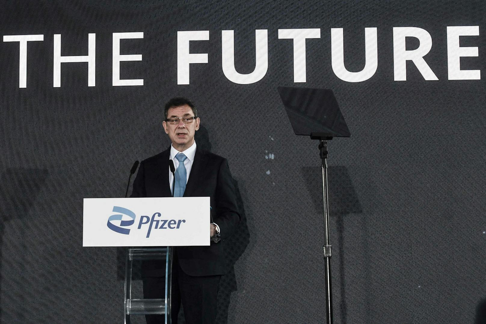 Der Pfizer-CEO, Albert Bourla, sieht optimistisch in die Zukunft. Die aktuelle Omikron-Welle dürfte seiner Meinung nach die letzte Welle mit Einschränkungen sein.