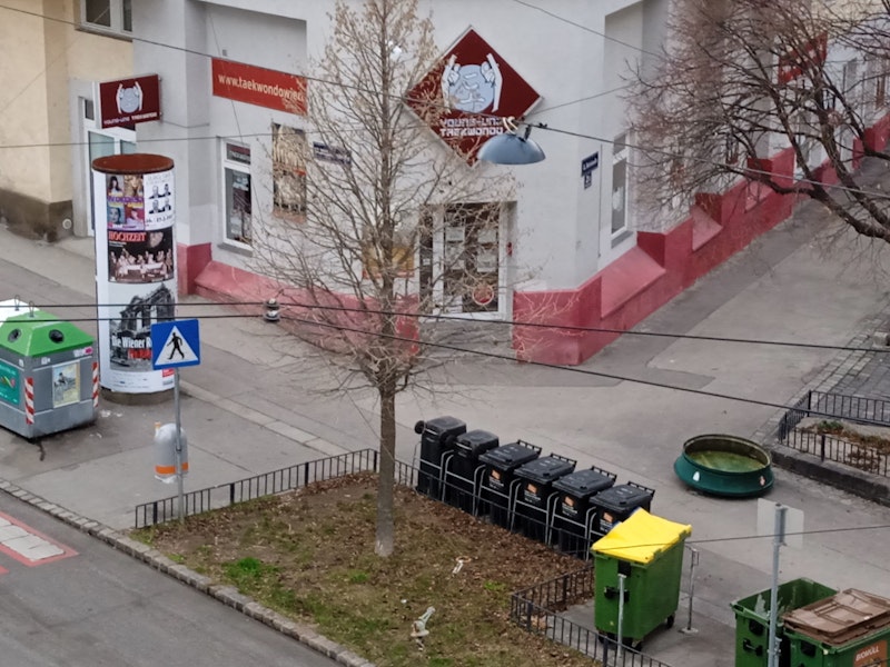 Gefährliche Situation: Der Deckel der Litfaßsäule landete auf dem Gehsteig in der Wilhelmstraße.