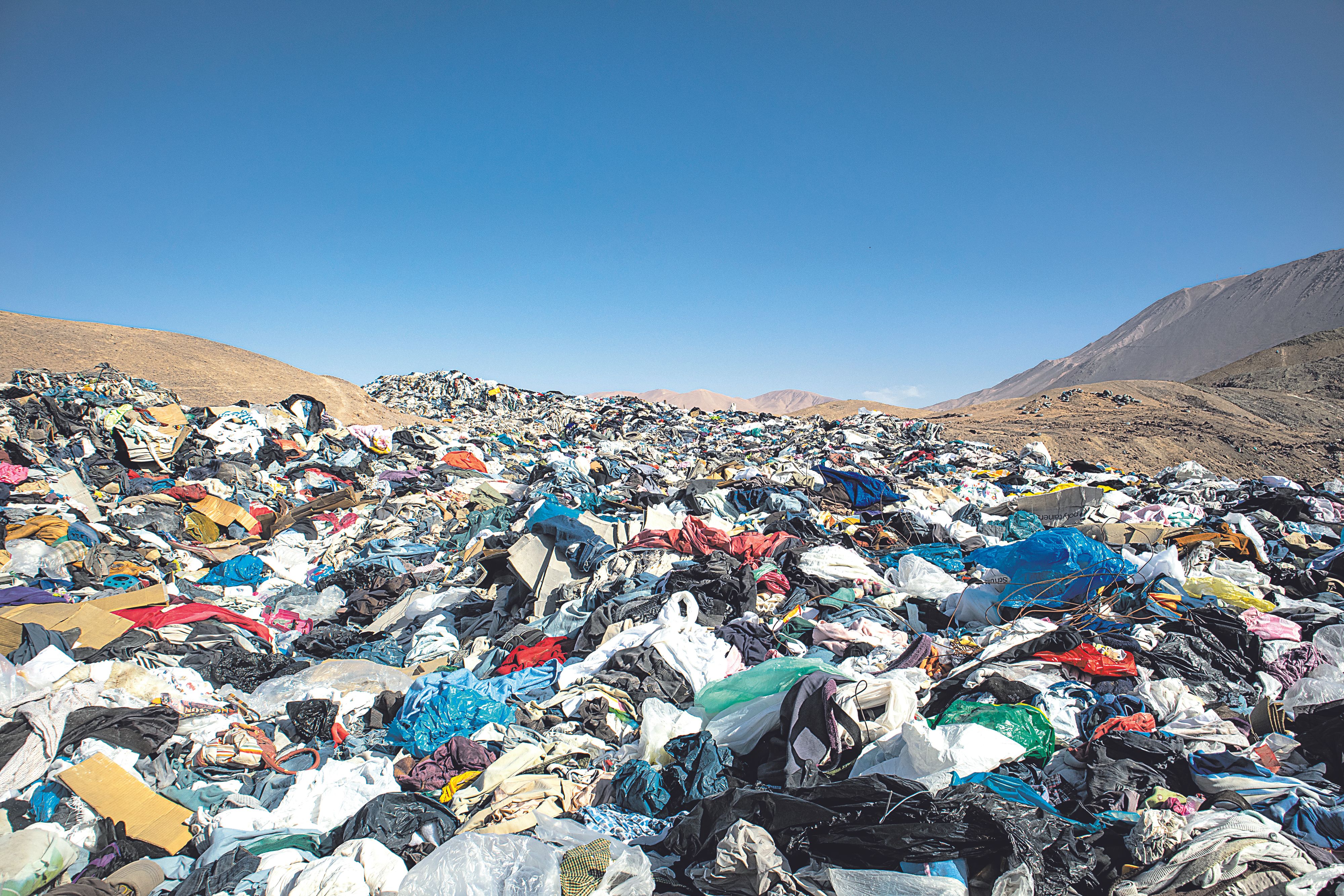 Download von www.picturedesk.com am 13.01.2022 (10:59).  25 November 2021, Chile, Alto Hospicio: Used clothes sit in a landfill in the desert. In the nearby free trade zone of Iquique, 29,178 tons of used clothing arrived in 2021 through October. About 50 importers sell the best pieces from them, while the others - an estimated 40 percent - sort them out. (to dpa "Chile's Atacama Desert: Graveyard for Used Clothes") Photo: Antonio Cossio/dpa - 20211125_PD18006 - Rechteinfo: Rights Managed (RM)