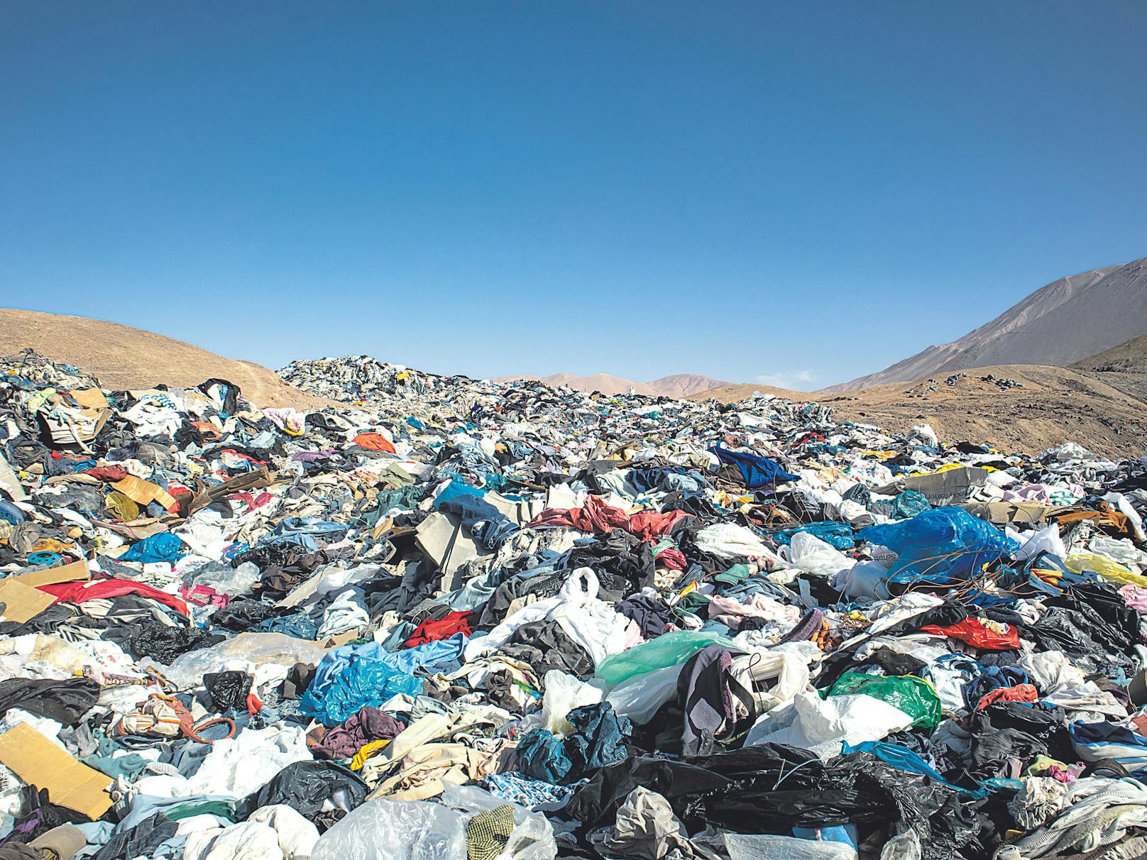 Tonnen an illegal entsorgter Altkleider landen täglich in der Atacama-Wüste in Chile.&nbsp;In der nahe gelegenen Freihandelszone von Iquique kamen im Jahr 2021 bis Oktober 29.178 Tonnen gebrauchte Kleidung an. 40 Prozent davon wurden illegal in der Wüste entsorgt.<br>