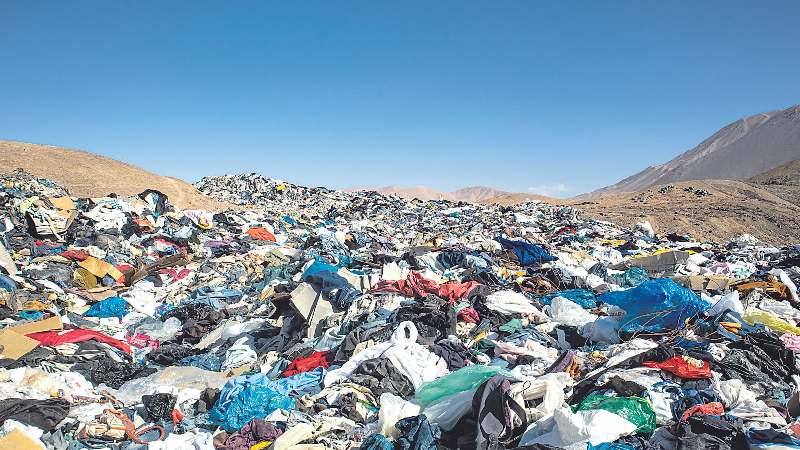 Tonnen an illegal entsorgter Altkleider landen täglich in der Atacama-Wüste in Chile.&nbsp;In der nahe gelegenen Freihandelszone von Iquique kamen im Jahr 2021 bis Oktober 29.178 Tonnen gebrauchte Kleidung an. 40 Prozent davon wurden illegal in der Wüste entsorgt.<br>
