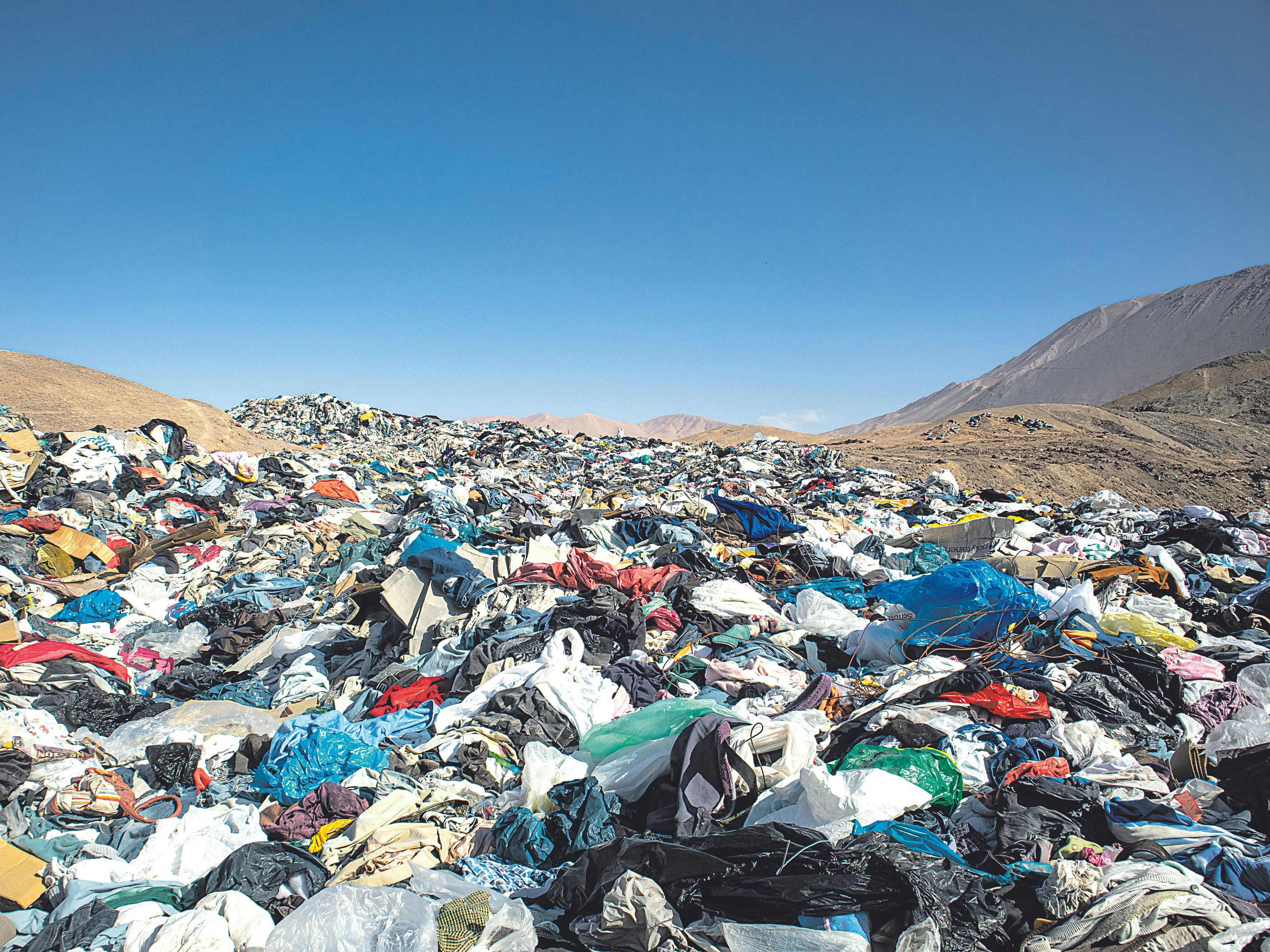 Download von www.picturedesk.com am 13.01.2022 (10:59).  25 November 2021, Chile, Alto Hospicio: Used clothes sit in a landfill in the desert. In the nearby free trade zone of Iquique, 29,178 tons of used clothing arrived in 2021 through October. About 50 importers sell the best pieces from them, while the others - an estimated 40 percent - sort them out. (to dpa "Chile's Atacama Desert: Graveyard for Used Clothes") Photo: Antonio Cossio/dpa - 20211125_PD18006 - Rechteinfo: Rights Managed (RM)