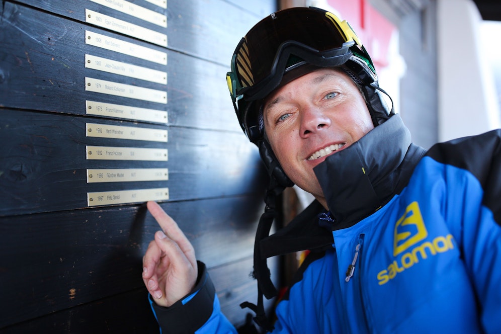 Fritz Strobl vor der Sieger-Tafel.