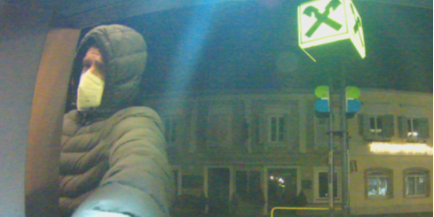 Zusätzlich zu den am Lichtbild ersichtlichen Kleidungsstücken trug er eine schwarze Jogginghose, weiße Sneakers und weiße Socken.