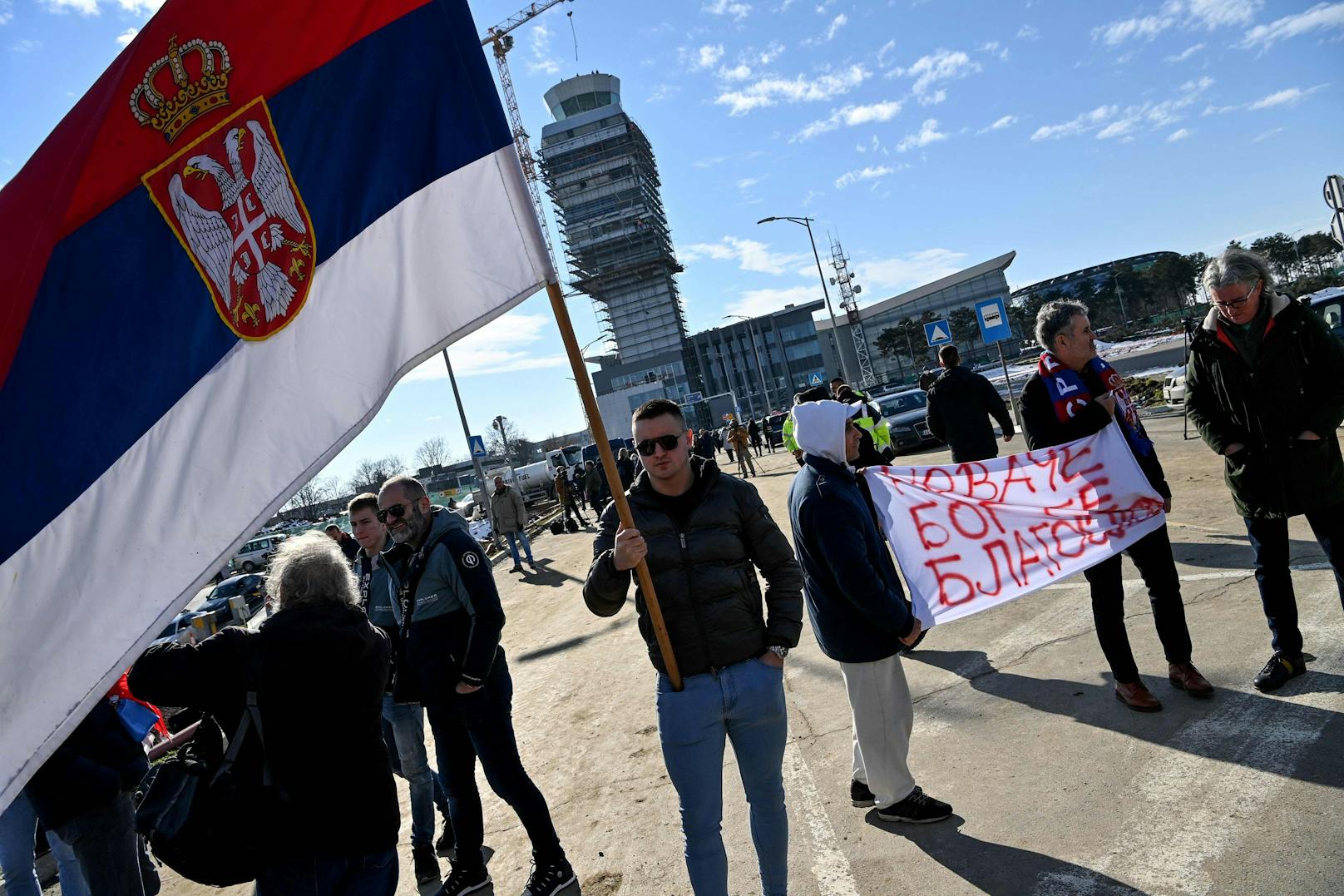 Viele Fans hatten serbische Fahnen mitgebracht.