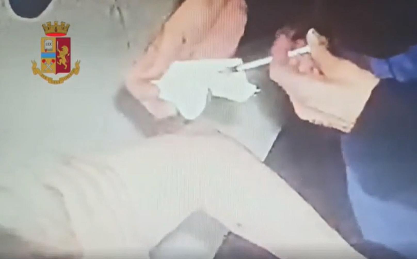 Auf den Aufnahmen einer Überwachungskamera ist zu sehen, wie die Krankenschwester eine volle Spritze in ein Tuch ausdrückt …