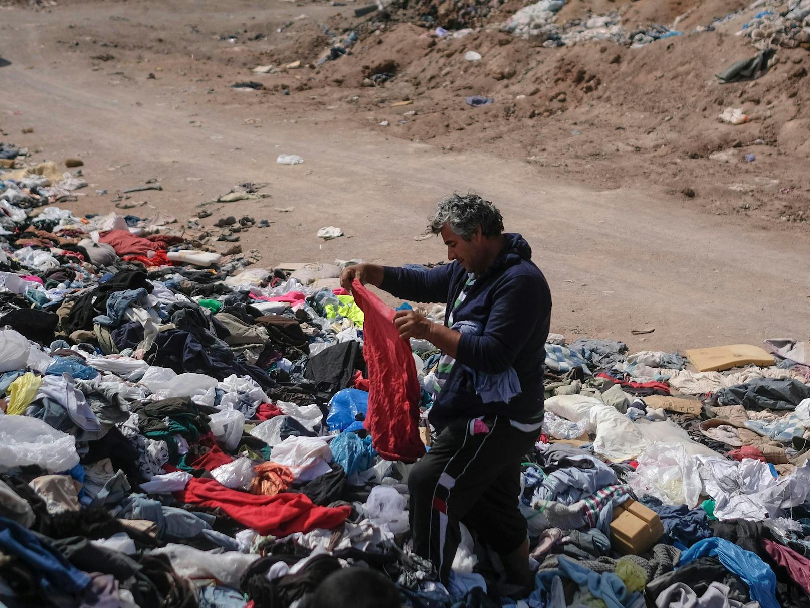 Auch nie getragene Kleidungsstücke sind hier zu finden, teils wertvolle Stoffe einfach achtlos weggeworfen. "Auswüchse unserer Wegwerfgesellschaft und der Fast-Fashion-Industrie", kritisiert Greenpeace.