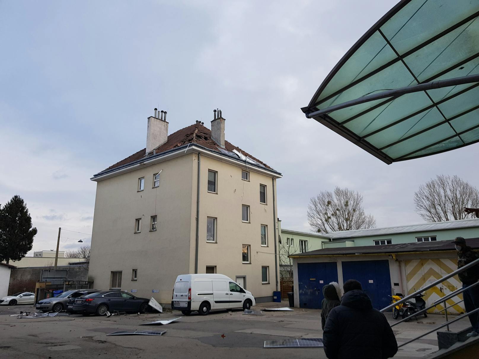 In der Schuhfabrikgasse (Wien-Liesing) wurde eine Photovoltaikanlage vom Dach geweht. 