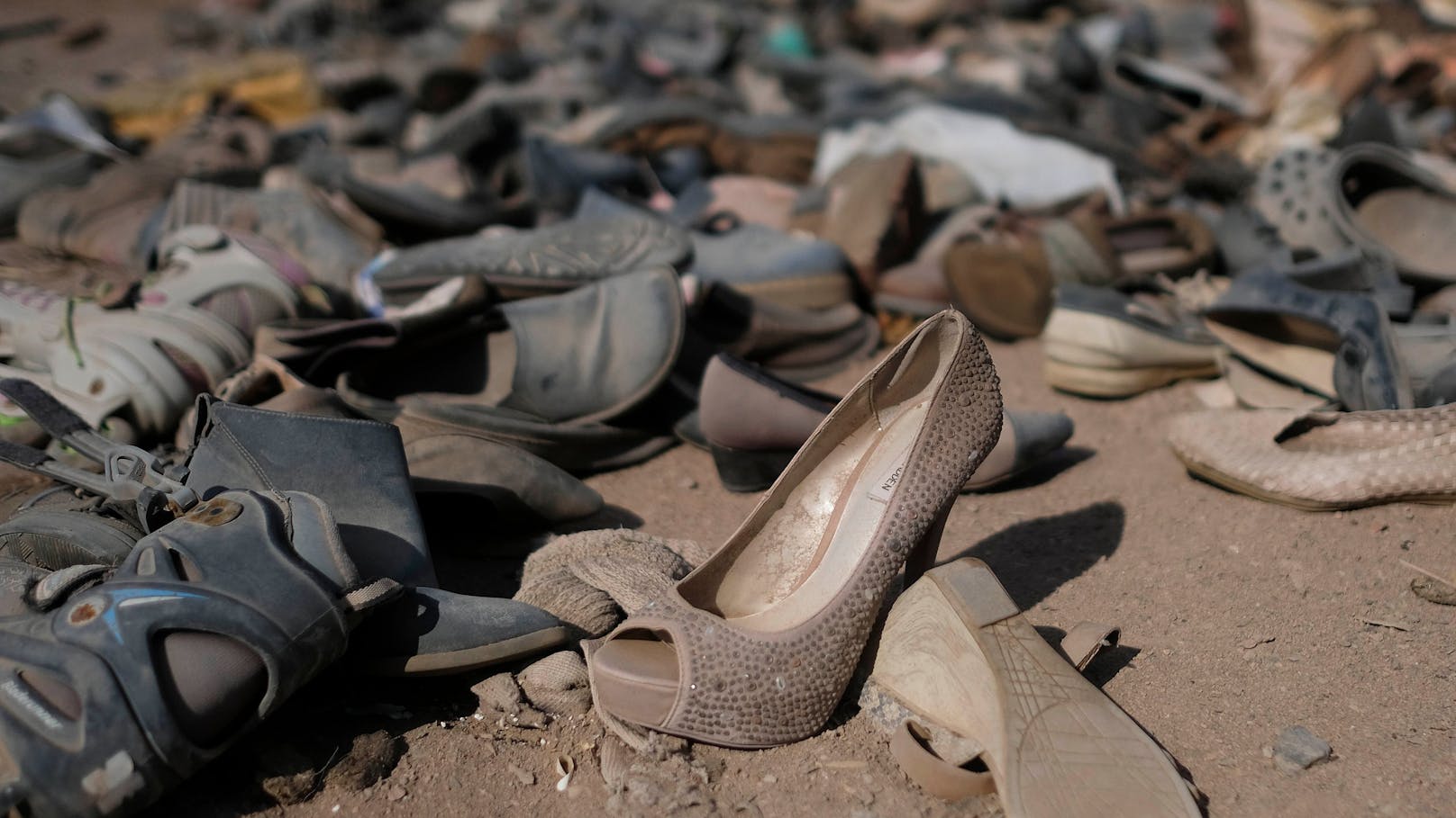 Ausrangierte Schuhe beim größten Altkleiderfriedhof der Welt im Norden Chiles.