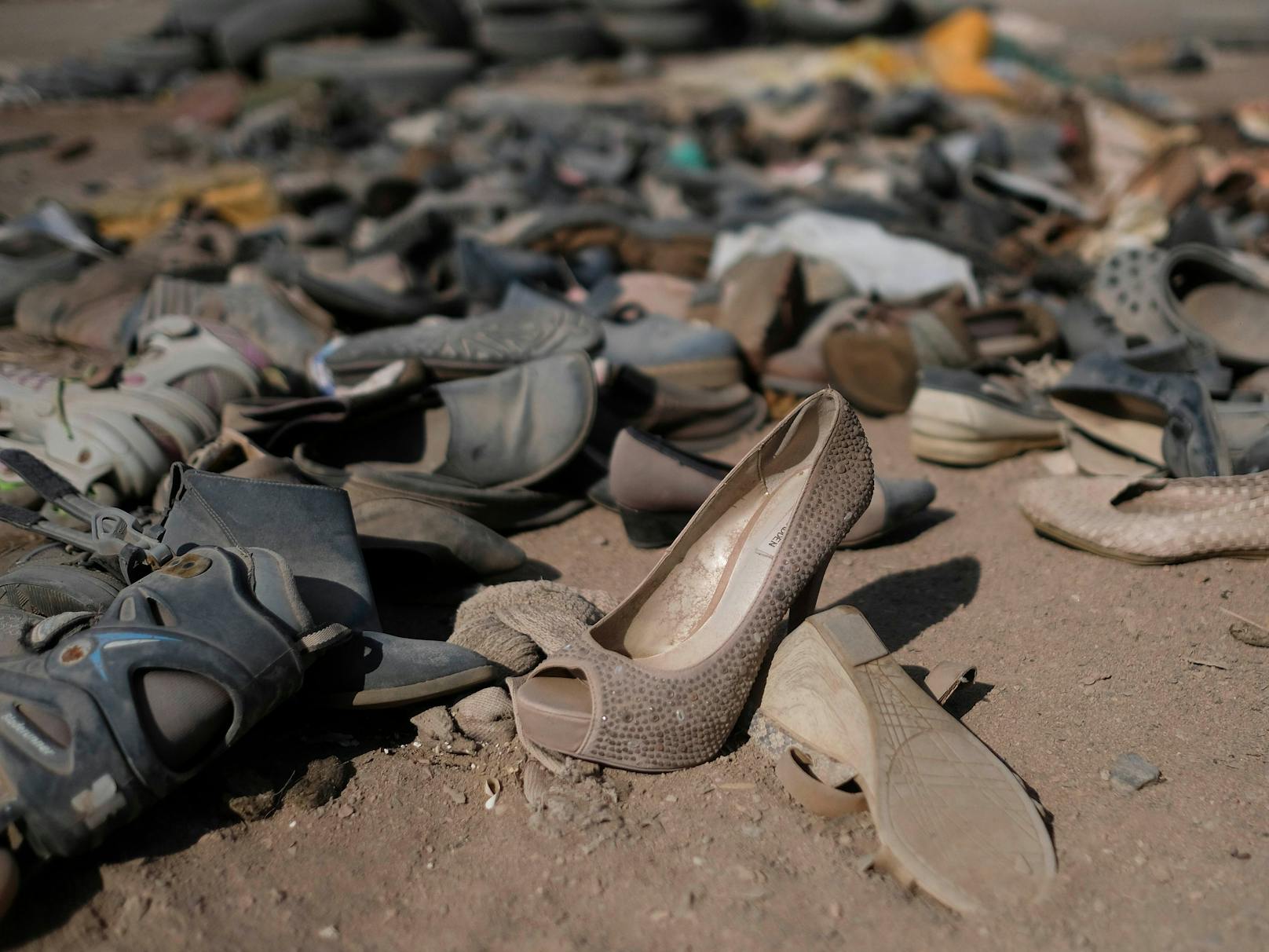 Ausrangierte Schuhe beim größten Altkleiderfriedhof der Welt im Norden Chiles.