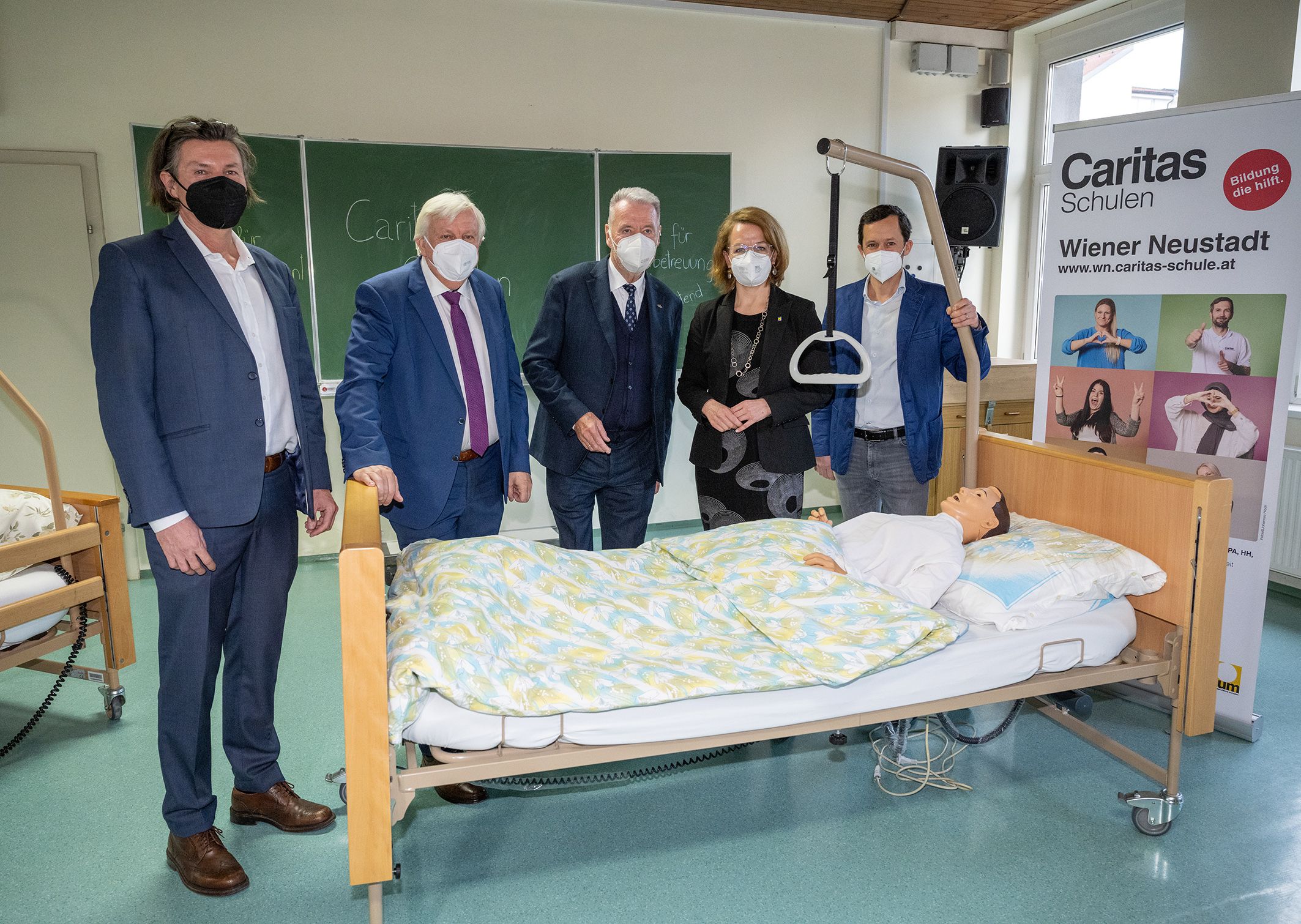 Schulleiter Hans-Christian Kailich, Bürgermeister Klaus Schneeberger, Bildungsdirektor Johann Heuras, Bildungs-Landesrätin Christiane Teschl-Hofmeister, Klaus Schwertner (gf. Caritasdirektor der Erzdiözese Wien) und SchülerInnen aus Caritas Schulen