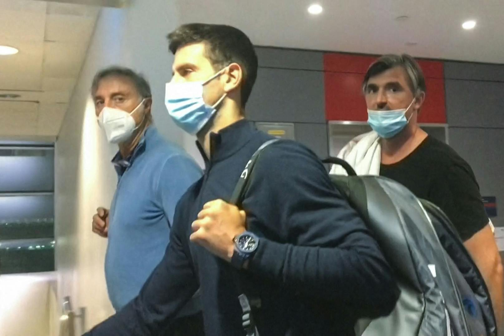 Djokovic mit Trainer Ivanisevic: Die Maske trägt der weit unter der Nase.&nbsp;