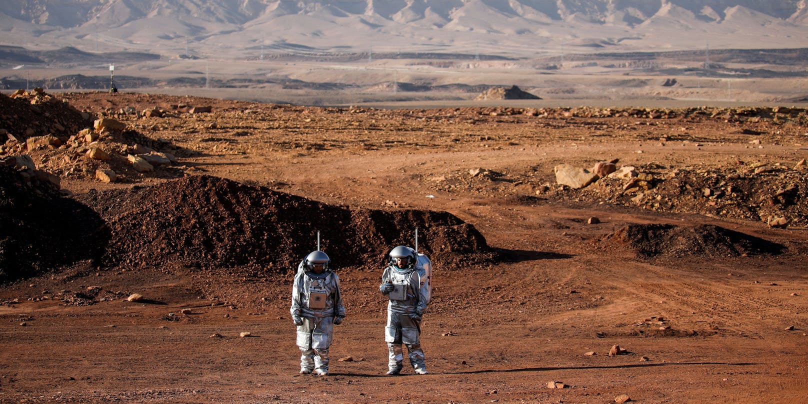Wissenschaftler nehmen an einem Experiment teil, das eine Mission zum Mars in der Nähe von Mitzpe Ramon, Israel, simuliert.