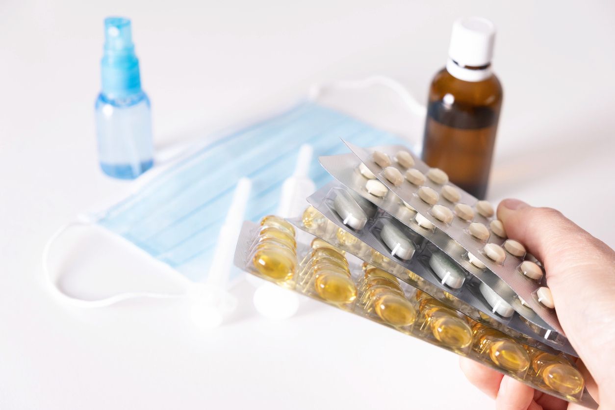 Schmerzmittel sollten nicht deine aller erste Wahl sein, aber wenn es stärker schmerzt hilft dagegen möglicherweise Paracetamol oder Ibuprofen.