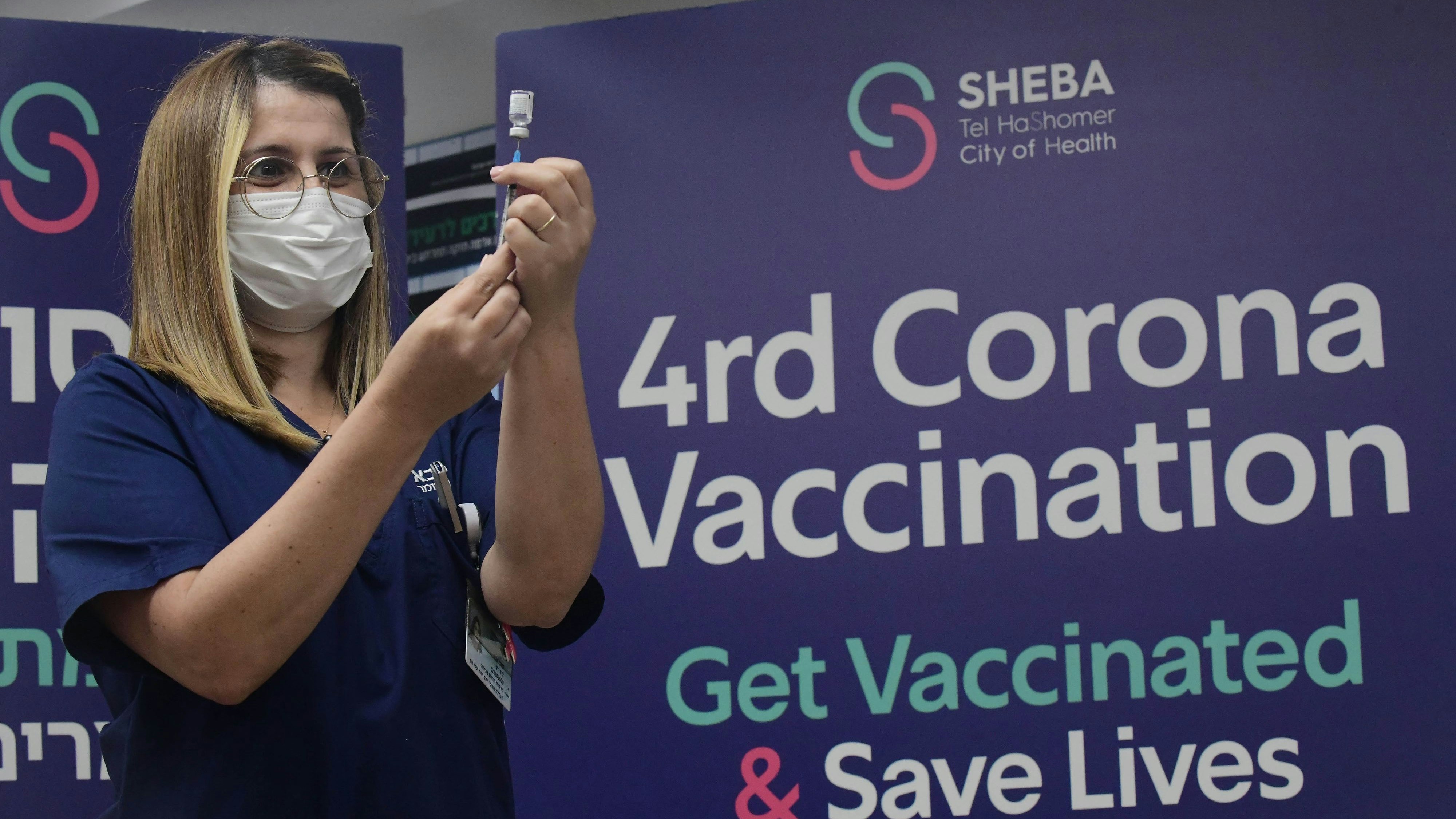 Download von www.picturedesk.com am 17.01.2022 (20:24).  (211231) -- RAMAT GAN (ISRAEL), Dec. 31, 2021 (Xinhua) -- A medical worker prepares a dose of the COVID-19 vaccine at Sheba Medical Center in Ramat Gan, central Israel, on Dec. 31, 2021. The Israeli Health Ministry on Friday said it has approved the administration of the fourth booster vaccine shot against COVID-19 for nursing home residents and staff. (Tomer Neuberg/JINI via Xinhua).Xinhua News Agency / eyevine :...http://. - 20211231_PD5773 - Rechteinfo: Rights Managed (RM)