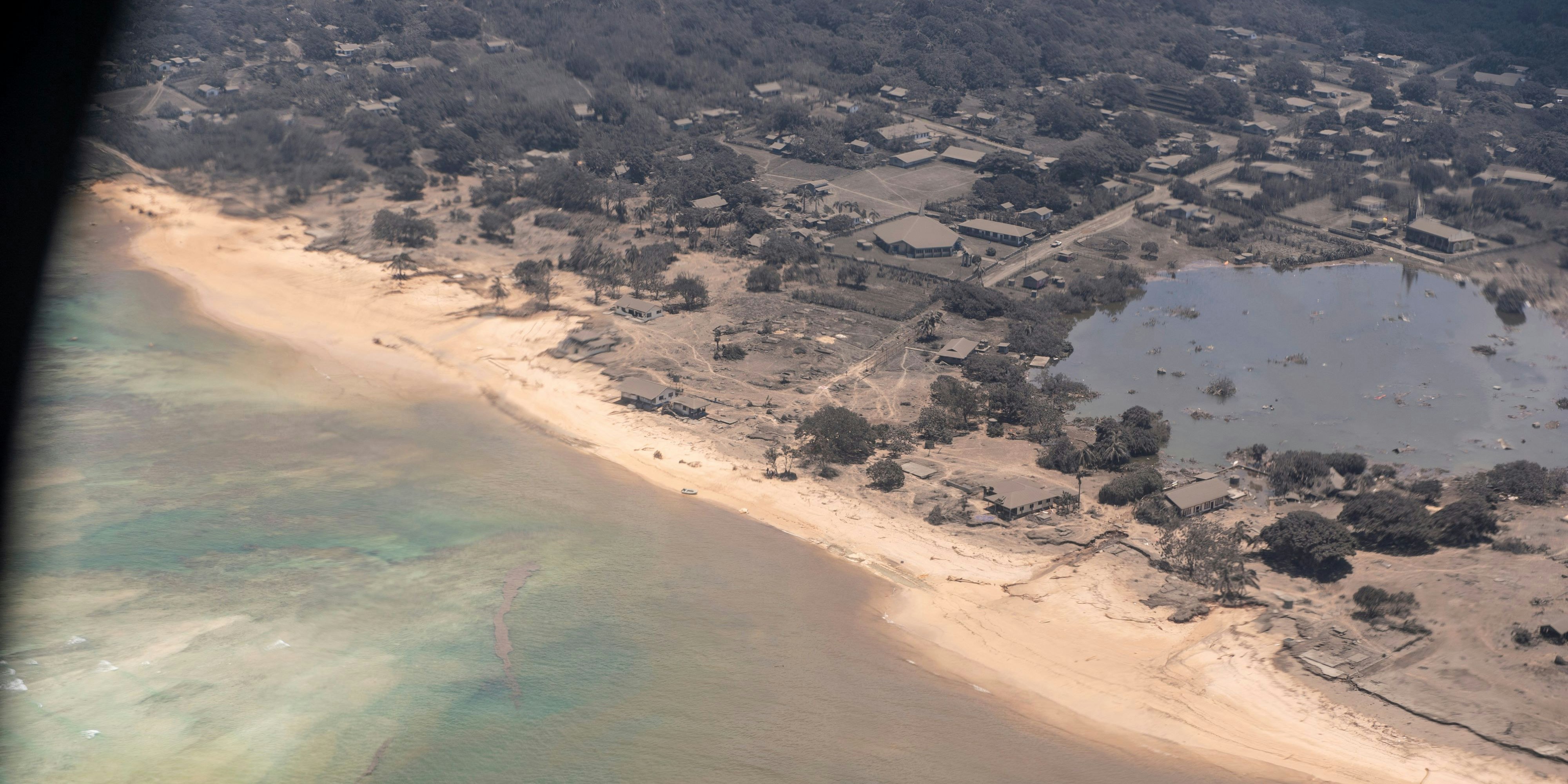 Die Insel Tonga ist von einer dicken Ascheschicht bedeckt. Rund 107.000 Menschen leben auf der Inselgruppe.