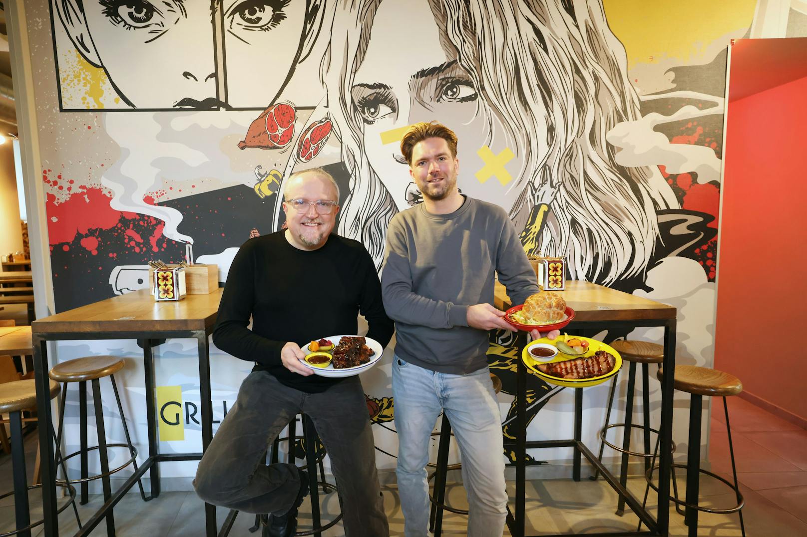 Als erstes Lokal bietet das neue "Trixie Kiddos" in Wien-Neubau den amerikanischen Klassiker "New Smoked Barbecue" an. Mitgebracht hat Klaus Piber (links) die Spezialität aus Kansas City, das Lokal führt er gemeinsam mit Marco Olinovec.