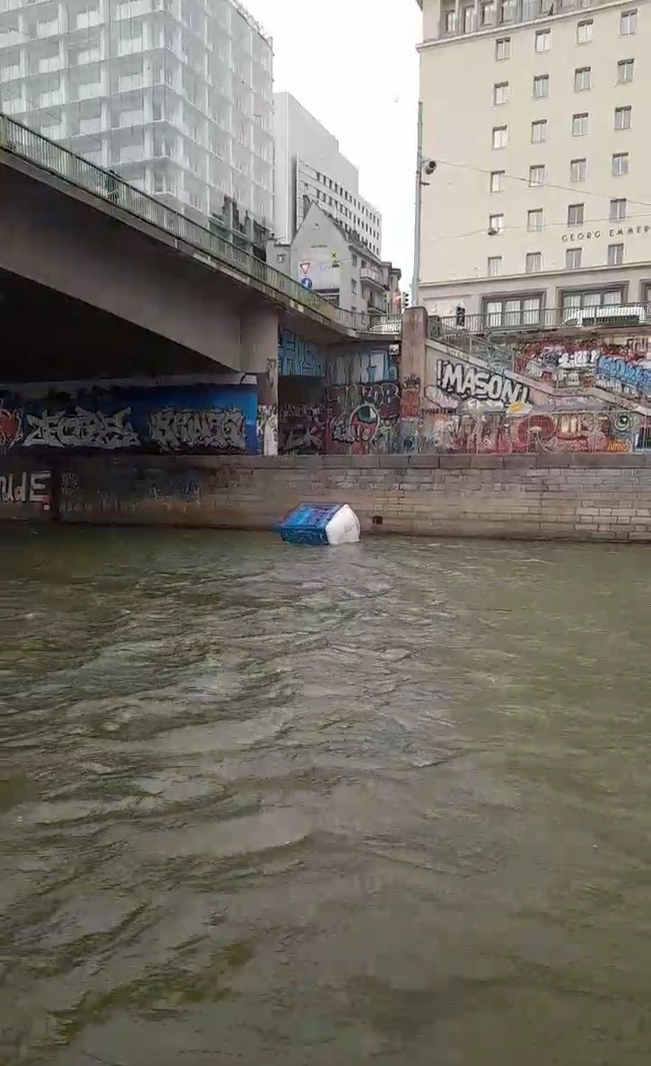 Das mobile WC wurde in den Donaukanal geschleudert. 