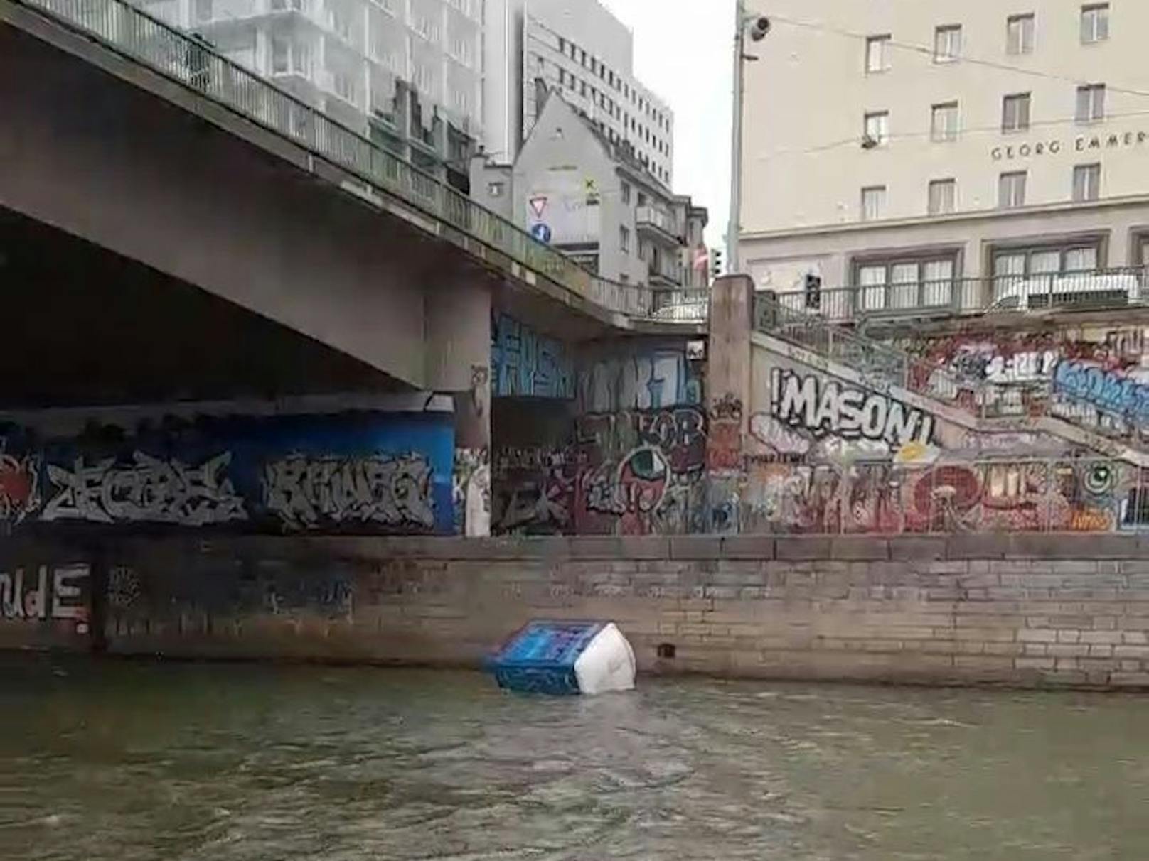 Das mobile WC wurde in den Donaukanal geschleudert. 