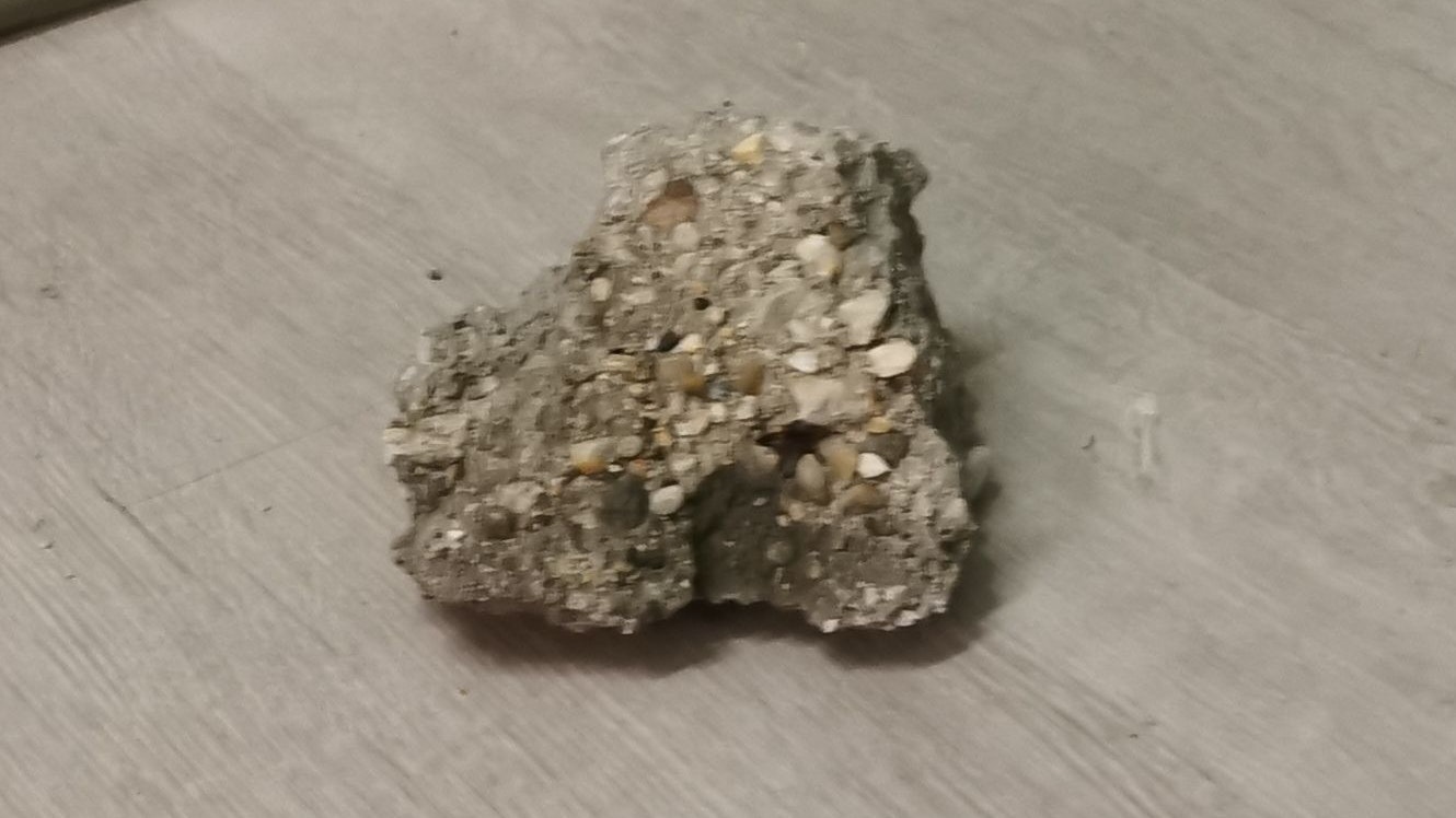 Dieser Gesteinsbrocken flog durch die Glastüre der Grünen in Wien-Mariahilf. 